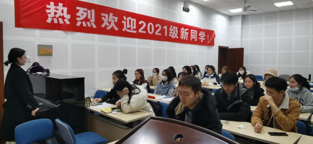 会议室里的人们描述已自动生成