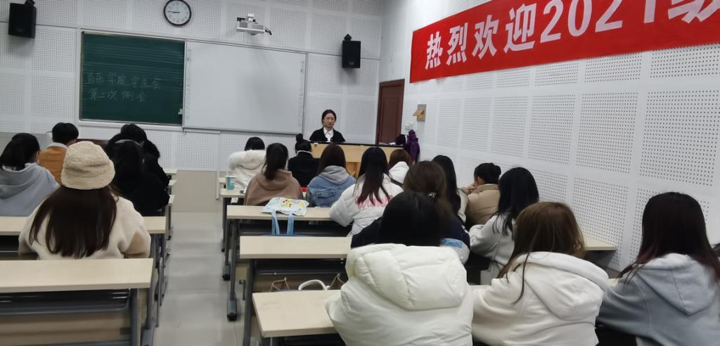 人们在看台上的人在房间里中度可信度描述已自动生成